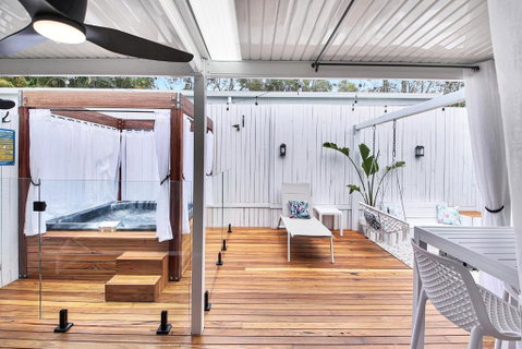 Private Outdoor Spa, Fire Pit - THE RETREAT COOLUM BEACH - Accommodation Broome 1
