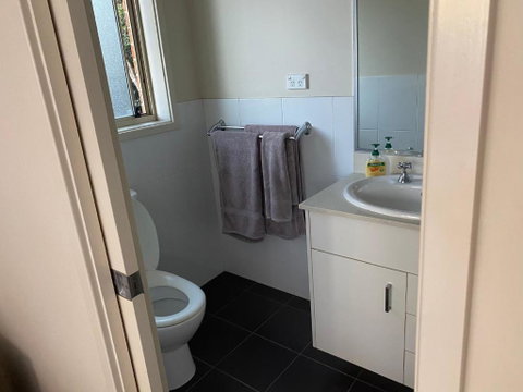 Private Room With Ensuite And Parking Close To Wollongong CBD - Accommodation Broome 3