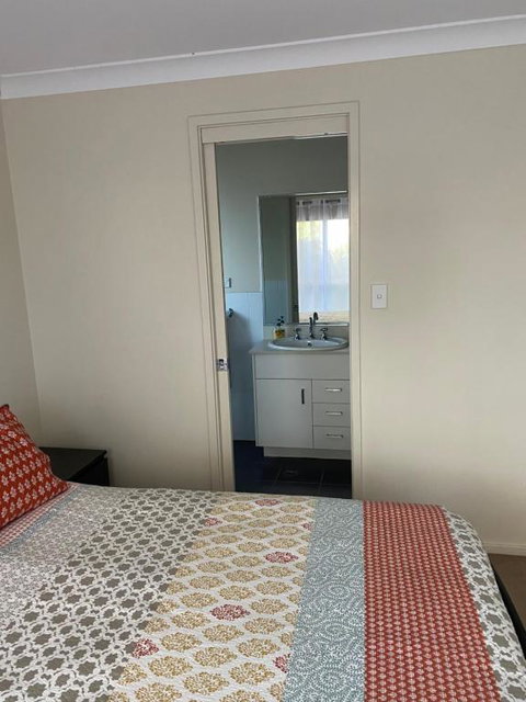 Private Room With Ensuite And Parking Close To Wollongong CBD - Accommodation Broome 2