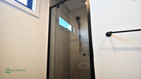 Private Suite With Queen Bed TV - Room 11 - Accommodation Broome 3