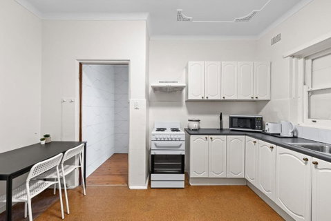 Quadruple Room - Near Transport & Shops - Shared Bathroom - Accommodation Broome 3