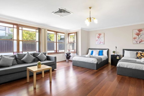Quadruple Room W Ensuite In Gordon Near Train & Bus - Accommodation Broome 0