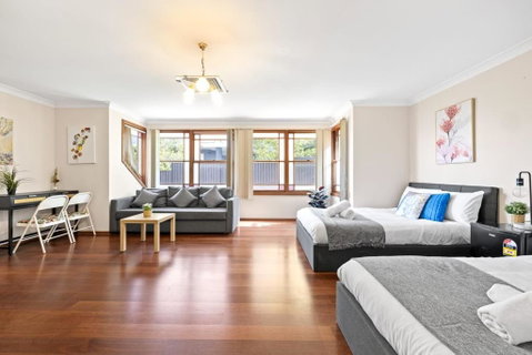 Quadruple Room W Ensuite In Gordon Near Train & Bus - Accommodation Broome 3