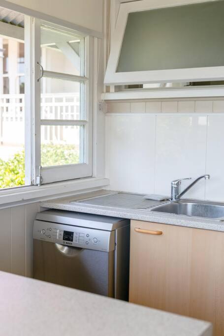 Quaint & Cosy 1 Bedroom Apartment In Queenslander. - Accommodation Broome 2