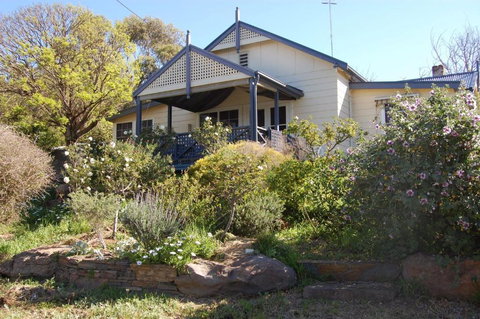 Quaint Cottage Nestled Amongst The Trees - Accommodation Broome 0