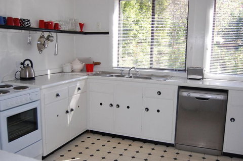 Quaint Cottage Nestled Amongst The Trees - Accommodation Broome 3