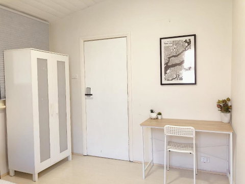 Quaint Double Or Queen Room - Mins To Stations&UNSW - Shared Bathroom - Accommodation Broome 2