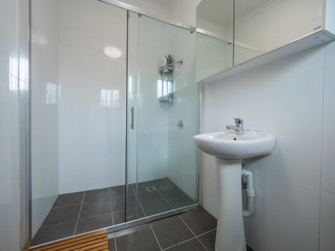 Quaint Double Or Queen Room - Mins To Stations&UNSW - Shared Bathroom - Accommodation Broome 3