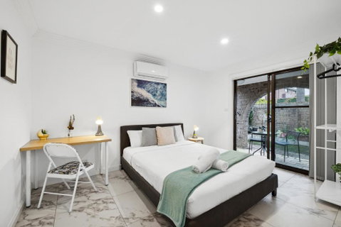 Quaint Double Room - Centrally Located At Glenfield - Shared Bathroom - Accommodation Broome 0