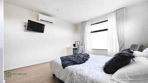 Queen Bed Stylish Suite With TV - Room 12 - Accommodation Broome 0