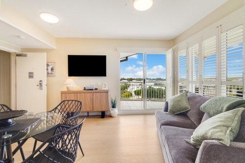 Quiet Apartment In Mantra Salt Beach By UHoliday - 2BR, 1BR And Hotel Room Configurations Available - Accommodation Broome 2