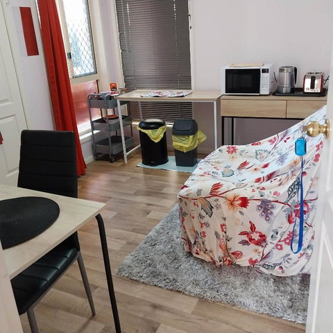 Red Cottage FEMALE ONLY BUDGET STAYS With Bedroom Plus Private Kitchenette Room - Accommodation Broome 1