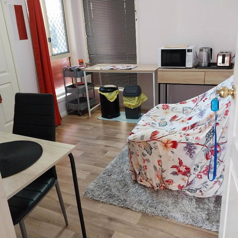 Red Cottage FEMALE ONLY BUDGET STAYS With Bedroom Plus Private Kitchenette Room - Accommodation Broome 3