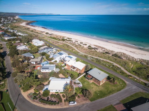 At The Beach - 54 Elizabeth Crescent - Accommodation Broome 0