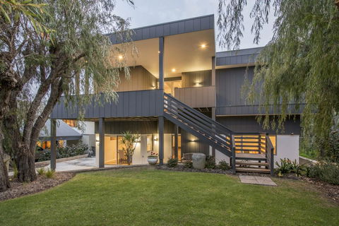 Bay View Retreat - Stunning Ocean Views And 300 Metres To Beach - Accommodation Broome 0