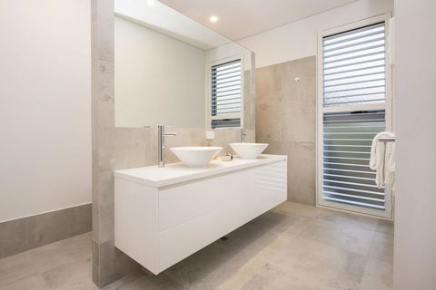 Bay View Retreat - Stunning Ocean Views And 300 Metres To Beach - Accommodation Broome 2