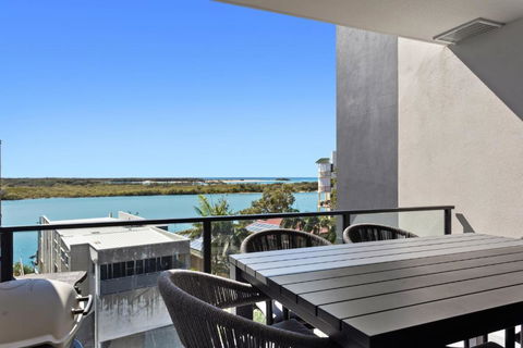 Riverfront 2-Bed With Pool, Sauna, Gym & Views - Accommodation Broome 1