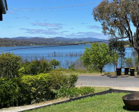 Relax In The Spa With Views Opposite Lake Eildon - Accommodation Broome 0