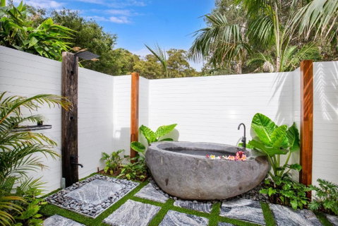 Rest Pet Friendly With Outdoor Bath 3 Mins Walk To Beach - Accommodation Broome 0