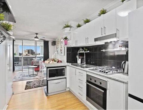 Retro Chic Vibes, Tropical Pool & Prime Location - Accommodation Broome 3