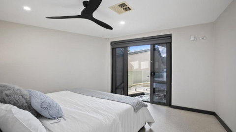 Riptides Booker Bay -Waterfront Apartment, Walk To Shops & Cafes - Accommodation Broome 3