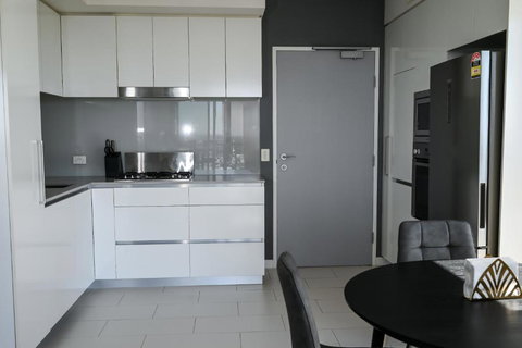 River View Apartment In Brisbane With Parking - Accommodation Broome 3