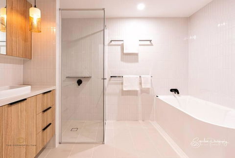 RIVERFRONT BREEZE @ The Cosmopolitan Unit10307 - Accommodation Broome 1