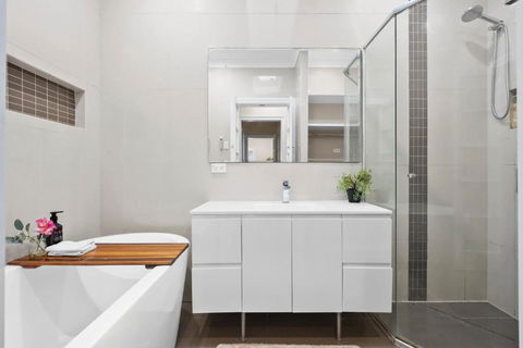Room In Large Home 6 Min To CBD - Accommodation Broome 3