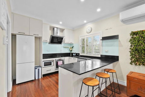 Room In Large Home 6 Min To CBD - Accommodation Broome 2