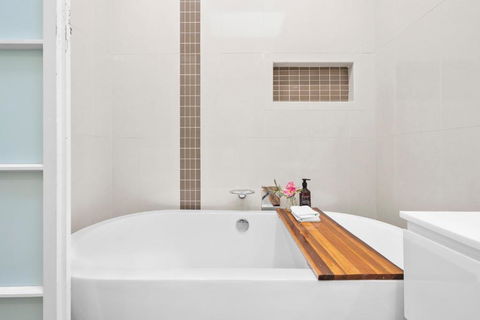 Room In Large Home 6 Min To CBD - Accommodation Broome 1