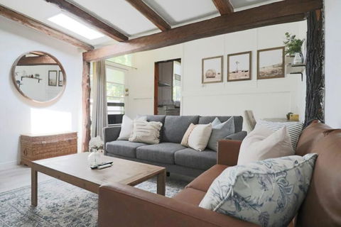 Rustic Chic 200 Metres From CBD - Accommodation Broome 0