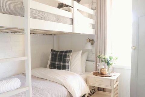 Rustic Chic 200 Metres From CBD - Accommodation Broome 1