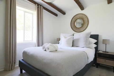 Rustic Chic 200 Metres From CBD - Accommodation Broome 3