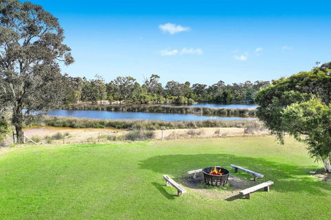 Roads End With Games Barn Ponies Alfresco Dining - Accommodation Broome 3