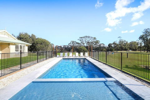Roads End With Games Barn Ponies Alfresco Dining - Accommodation Broome 1