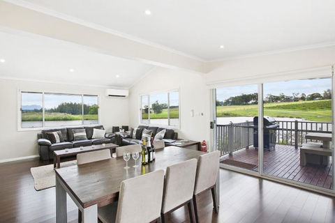 Romantic Lakehouse Set In A Private Vineyard In The Hunter Valley - Accommodation Broome 2