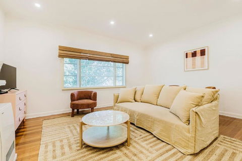 Salmon Calm - Trendy Velvet Allure By Albert Park - Accommodation Broome 2