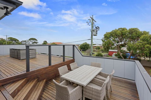 Sanctuary Lodge By Ready Set Stay - BYO LINEN & TOWELS - Accommodation Broome 3