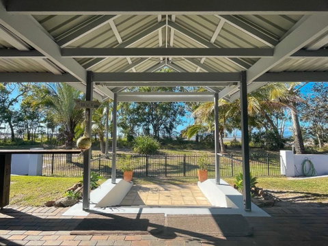 Sand N Sea - Burrum Heads- Beachfront- 4BR- Aircon -Pets Welcome - Accommodation Broome 1