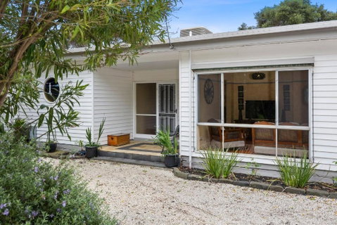 SANDY ANN At Lonnie - Accommodation Broome 1