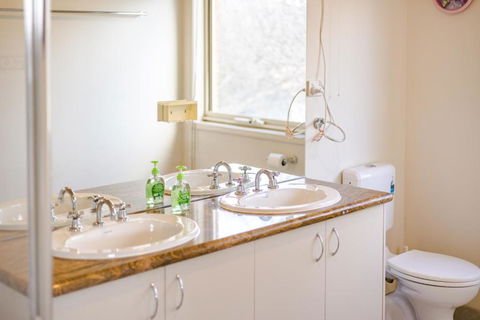 StayAU Family Home Comfort In Caroline Springs - Accommodation Broome 3