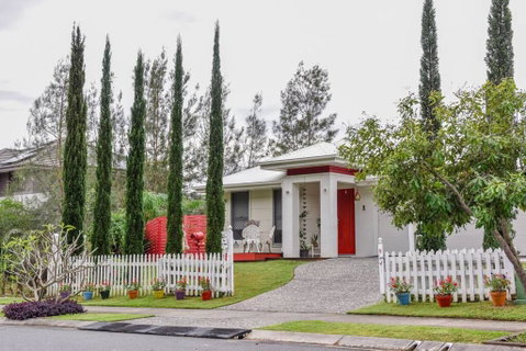 The Arcadia - Entire Luxurious English Cottage With Huge Privacy Near CBD - Accommodation Broome 2