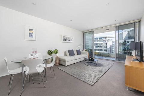 Beautiful Modern Lake View Apartment - Accommodation Broome 3