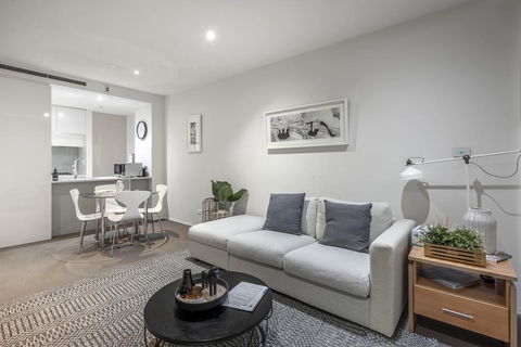 Beautiful Modern Lake View Apartment - Accommodation Broome 2