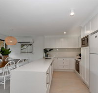 BEAUTIFULLY RENOVATED OCEANSIDE APARTMENT - Accommodation Broome