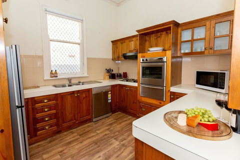 Best Central House - SLEEPS 11 !! - Accommodation Broome 2