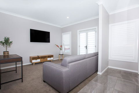 Best Central Wagga Townhouse - Accommodation Broome 2