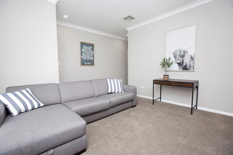 Best Central Wagga Townhouse - Accommodation Broome 3