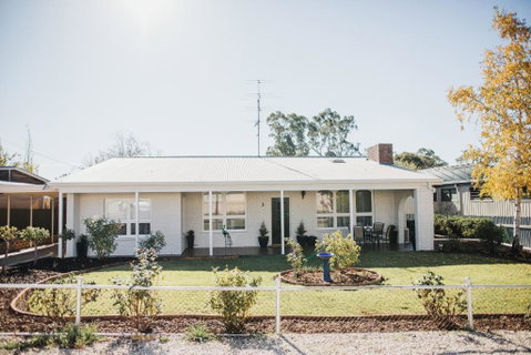 White On Wright Clare - Accommodation Broome 1