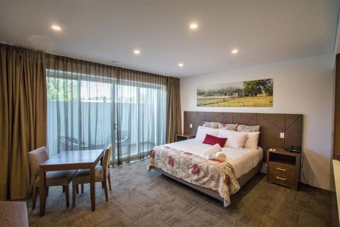 Young Federation Motor Inn And Services Club - Accommodation Broome 0